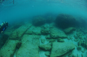 ricognizioni subacquee sui resti del molo romano (foto C. Alfonso, archivio LabTAF UniSalento)
