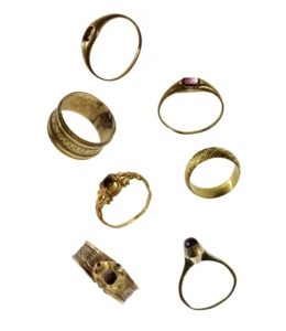 C - Anelli in oro a fascia e con castone rinvenuti negli scavi del Cimitero Ebraico medievale (Archivio SABAP-BO, 2017 – foto Roberto Macrì)