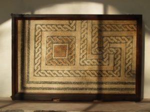 Mosaico policromo con svastica realizzata con treccia ed emblemata multipli (III secolo d.C.) Faenza, Via Azzo Ubaldini 4, 1896, già conservato presso il Lapidario Comunale